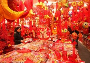 Traditional-Chinese-New-Year-decorations-red-decorations-lanterns.jpg